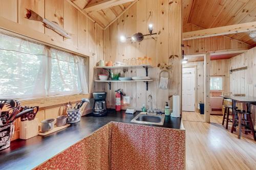 Una cocina o cocineta en Davis Cabin