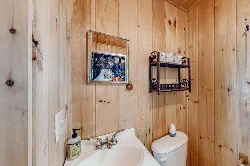 Un baño de Davis Cabin