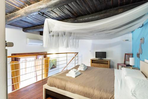 Un dormitorio con una cama grande y una ventana en Napoli Napoli Rooms, en Nápoles