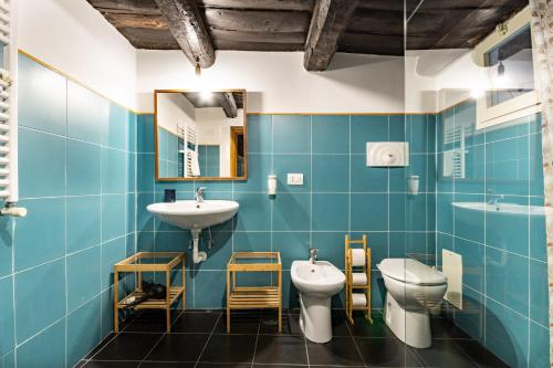 bagno con 2 servizi igienici e lavandino di Napoli Napoli Rooms a Napoli