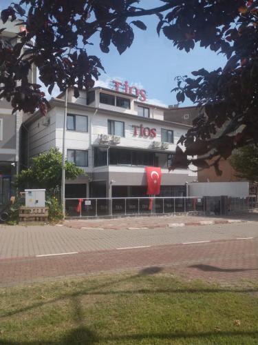 een gebouw met een bordje aan de zijkant bij TİOS OTEL in Zonguldak