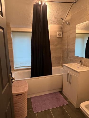 Nano Rooms Accommodation في كوفينتري: حمام مع حوض ومغسلة ودش