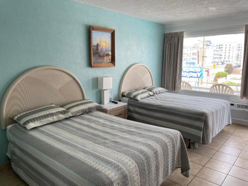 Ένα ή περισσότερα κρεβάτια σε δωμάτιο στο Beach Colony Motel