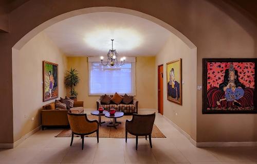 a living room with a table and chairs at Hotel Tartar in Cajamarca