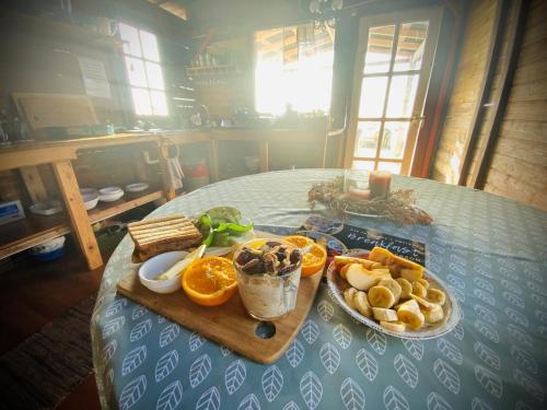 una mesa con una bandeja de pan y rodajas de naranja en Los Conejos, en Santa Cruz de Tenerife