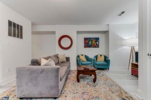 uma sala de estar com um sofá e duas cadeiras em Charming 2BD in Hip Neighborhood - 3 Blks to Metro em Washington