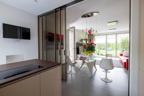 a kitchen and living room with a table and chairs at R&B Il Melograno in Formigine