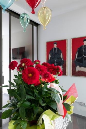 a bouquet of red flowers sitting on a table at R&B Il Melograno in Formigine
