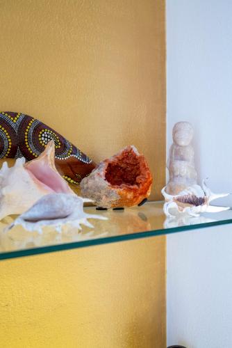 a painting of a glass shelf with a rock and a shell at R&B Il Melograno in Formigine