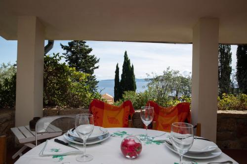 einen Tisch mit Weingläsern und Meerblick in der Unterkunft * * * Cypress Villa * * * {Free Parking} in Giglio Porto