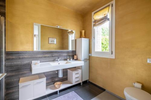 a bathroom with a sink and a mirror at R&B Il Melograno in Formigine