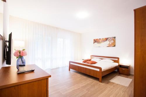 Кровать или кровати в номере Apartment Vlada beach area