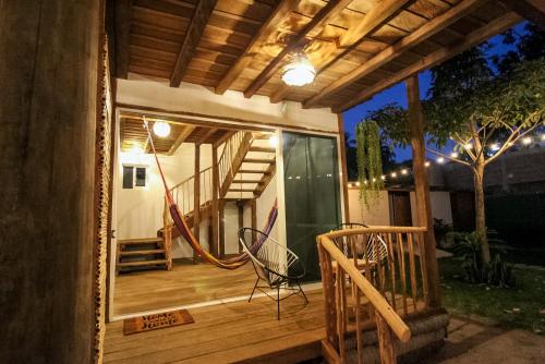 eine Terrasse mit Hängematte auf einem Haus in der Unterkunft Kali Village in Acapulco