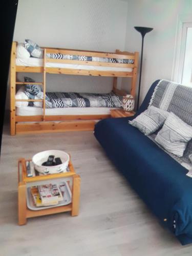 une chambre avec deux lits superposés et une table dans l'établissement appartement port barcares, au Barcarès