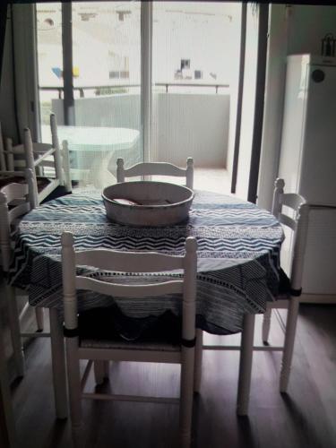 - une table de cuisine avec un bol dans l'établissement appartement port barcares, au Barcarès