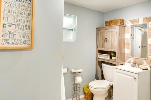 un baño con inodoro y lavabo en Lakefront Home with Screened Porches in Frostproof!, en Frostproof