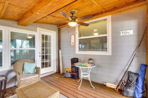 Zona de estar de Lakefront Home with Screened Porches in Frostproof!