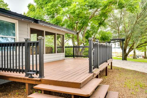 Jardín al aire libre en Lakefront Home with Screened Porches in Frostproof!