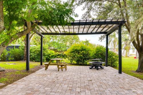 Jardín al aire libre en Lakefront Home with Screened Porches in Frostproof!