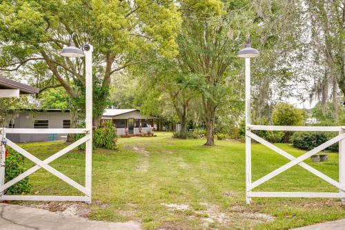 Jardín al aire libre en Lakefront Home with Screened Porches in Frostproof!