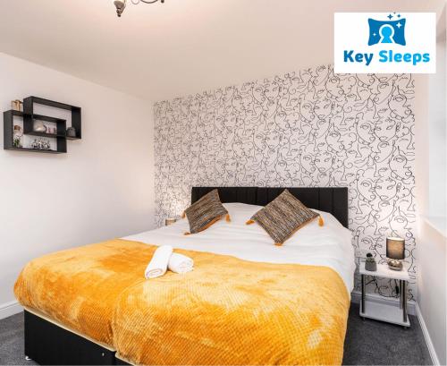 um quarto com uma cama grande e um cobertor amarelo em Key Sleeps- Spacious - Contractor House - Central Location - Garden - Lincolnshire em Lincolnshire