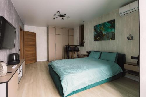 1 dormitorio con 1 cama y TV de pantalla plana en Нова квартира з неймовірним краєвидом на озеро, en Kiev
