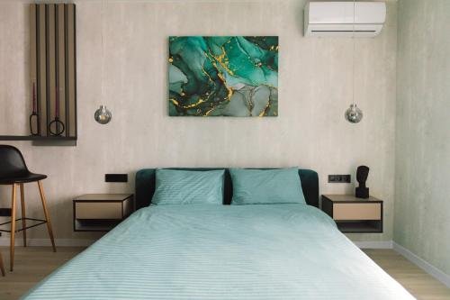 Tempat tidur dalam kamar di Нова квартира з неймовірним краєвидом на озеро