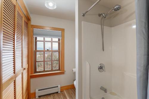ストーにあるDug's Houseのバスルーム(シャワー、トイレ付)、窓が備わります。