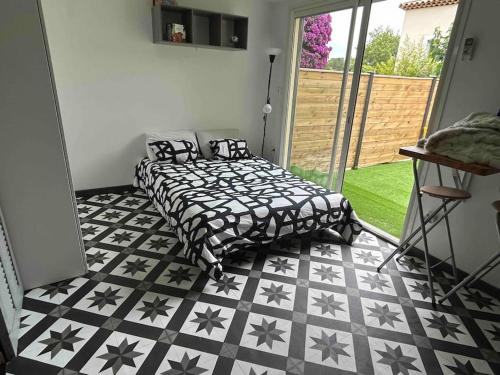 - une chambre avec un lit installé sur un sol carrelé dans l'établissement En toute intimité, à Toulon