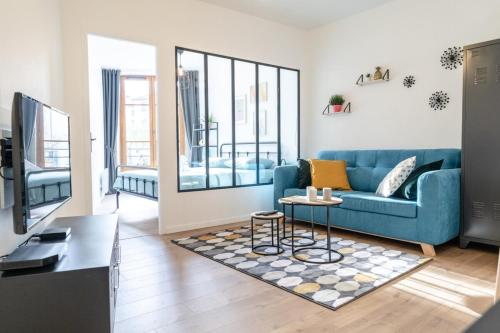 - un salon avec un canapé bleu et une table dans l'établissement Le TANNEURS-charmant 6 pers-Pieds du métro Valmy, à Lyon