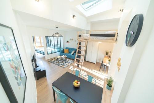 Ce petit appartement comprend une mezzanine et une salle à manger. dans l'établissement The TANNEURS - Charming 6-person apartment - Steps from Valmy Metro, à Lyon
