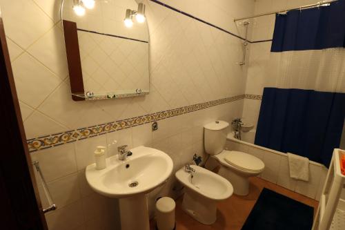 bagno con lavandino, servizi igienici e specchio di Urban Beach - A Algarvia a Portimão