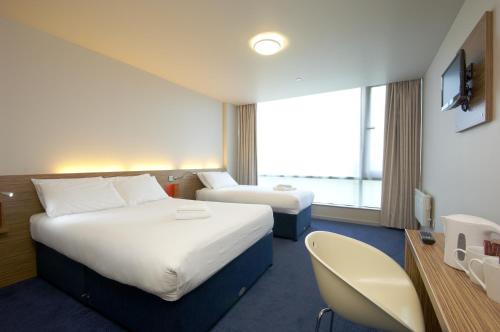 Postel nebo postele na pokoji v ubytování Travelodge Limerick Castletroy