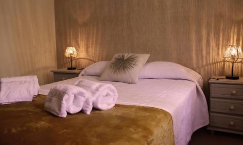 una camera da letto con due asciugamani su un letto di Urban Beach - A Algarvia a Portimão