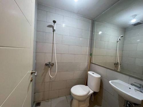 uma casa de banho com um chuveiro, um WC e um lavatório. em La Rosa at Benson Tower em Surabaya