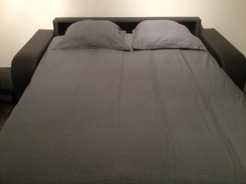 un lit avec deux oreillers dessus dans l'établissement Juana, à Antibes