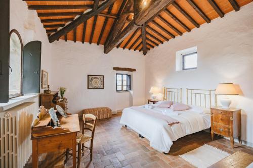 una camera con letto e scrivania di Podere Lupinati a Panzano