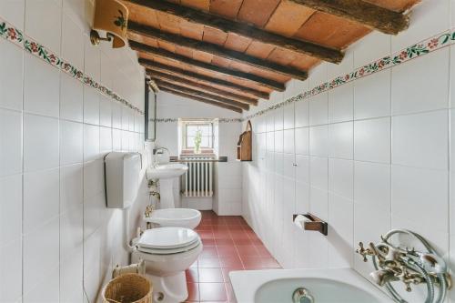 een badkamer met 2 toiletten en een wastafel bij Podere Lupinati in Panzano
