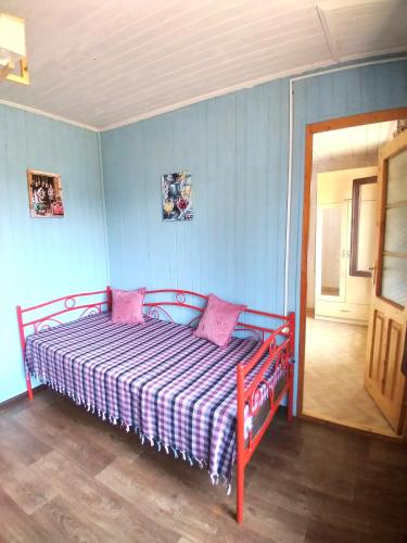 a bedroom with a bed with pink pillows on it at Апарт-отель "У речки" in Kuchkisabano