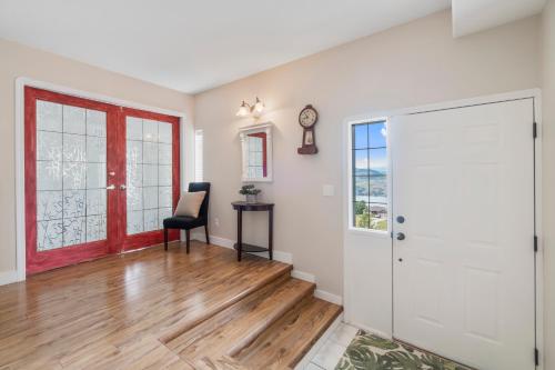 una sala de estar vacía con una puerta y una silla en Lake View Hideaway, en Vernon