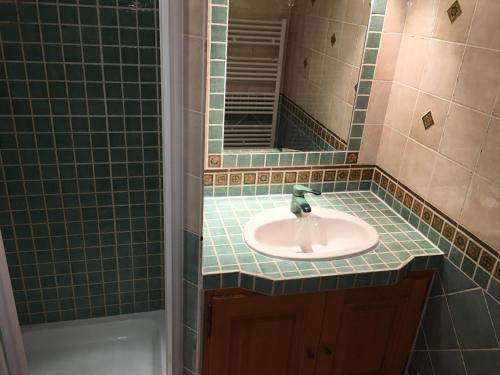 une salle de bain avec un lavabo et un miroir dans l'établissement Appartement spacieux 10 pers · Ski aux pieds · Balcon · Wifi gratuit · Pieds des commerces - FR-1-346-399, à Arc 1800