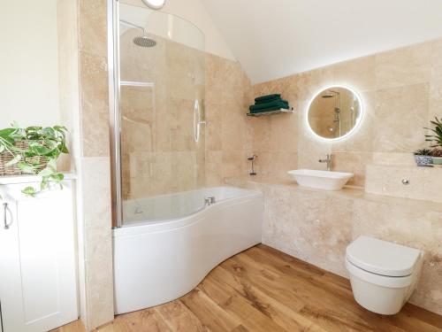 une salle de bain avec une baignoire, des toilettes et un lavabo dans l'établissement Oast Cottage, à Maidstone