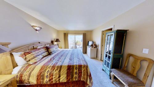 1 dormitorio con cama, escritorio y silla en Sunset View #3234 en Moab