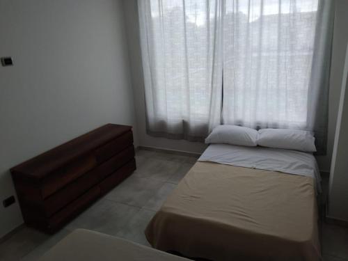 1 Schlafzimmer mit 2 Einzelbetten und einem Fenster in der Unterkunft Apartamento 302 Yopal in Yopal