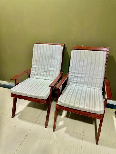 two chairs sitting next to each other in a room at Bela Casa Hostel in Ji-Paraná