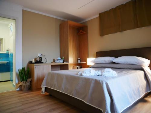 una camera da letto con un grande letto con lenzuola bianche di B&B Civico 66 a Diamante