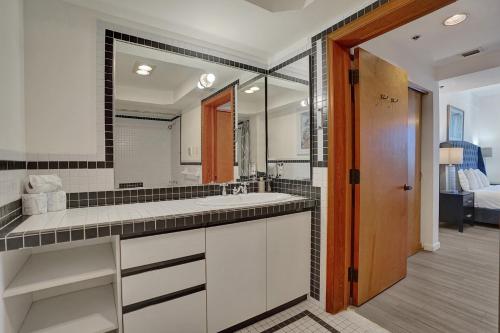 Ένα μπάνιο στο Amazing Two Bedroom Apartments Ocean view- Miami Beach