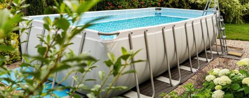 uma piscina num jardim com cerca em Villa Vercingétorix - groupe, Billard - Jacuzzi Spa em Romagnat