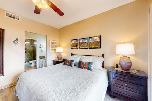 une chambre avec un lit et un ventilateur de plafond dans l'établissement Vistoso Resort Casita #105, à Oro Valley