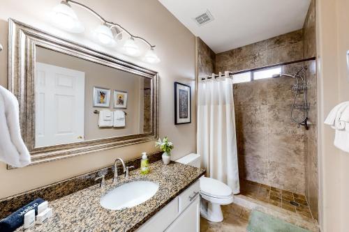 une salle de bain avec un lavabo, une douche et des toilettes dans l'établissement Vistoso Resort Casita #105, à Oro Valley